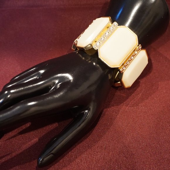 Jewelry - Gold and Ivory Vintage Stretchy Bracelet